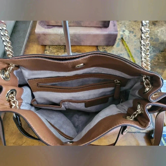 Michael Kors Hamilton w/crossbody strap - Picture 8 of 9